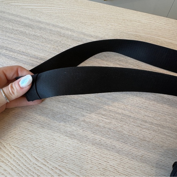 Small Black Lululemom everywhere belt bag - Picture 5 of 7